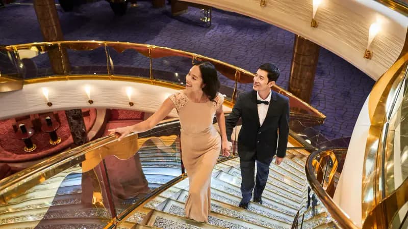 MSC Splendida: Paar in Abendgarderobe auf der Atriumtreppe