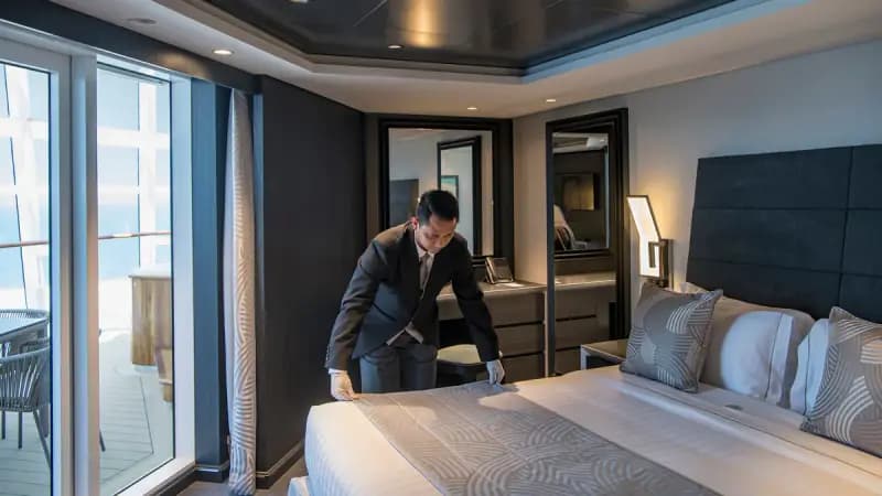 MSC World America: Butler bereitet das Bett einer Suite mit Balkon vor