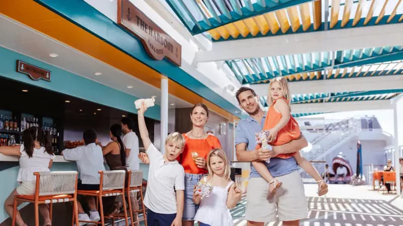 MSC World America: Familie an einer Bar auf dem Promenadendeck