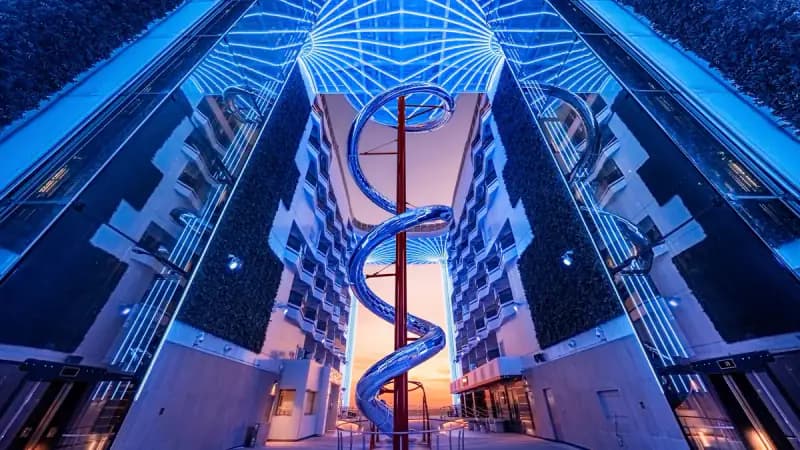 MSC World Europa: Spiralrutsche in der offenen Promenade zwischen den Kabinenreihen