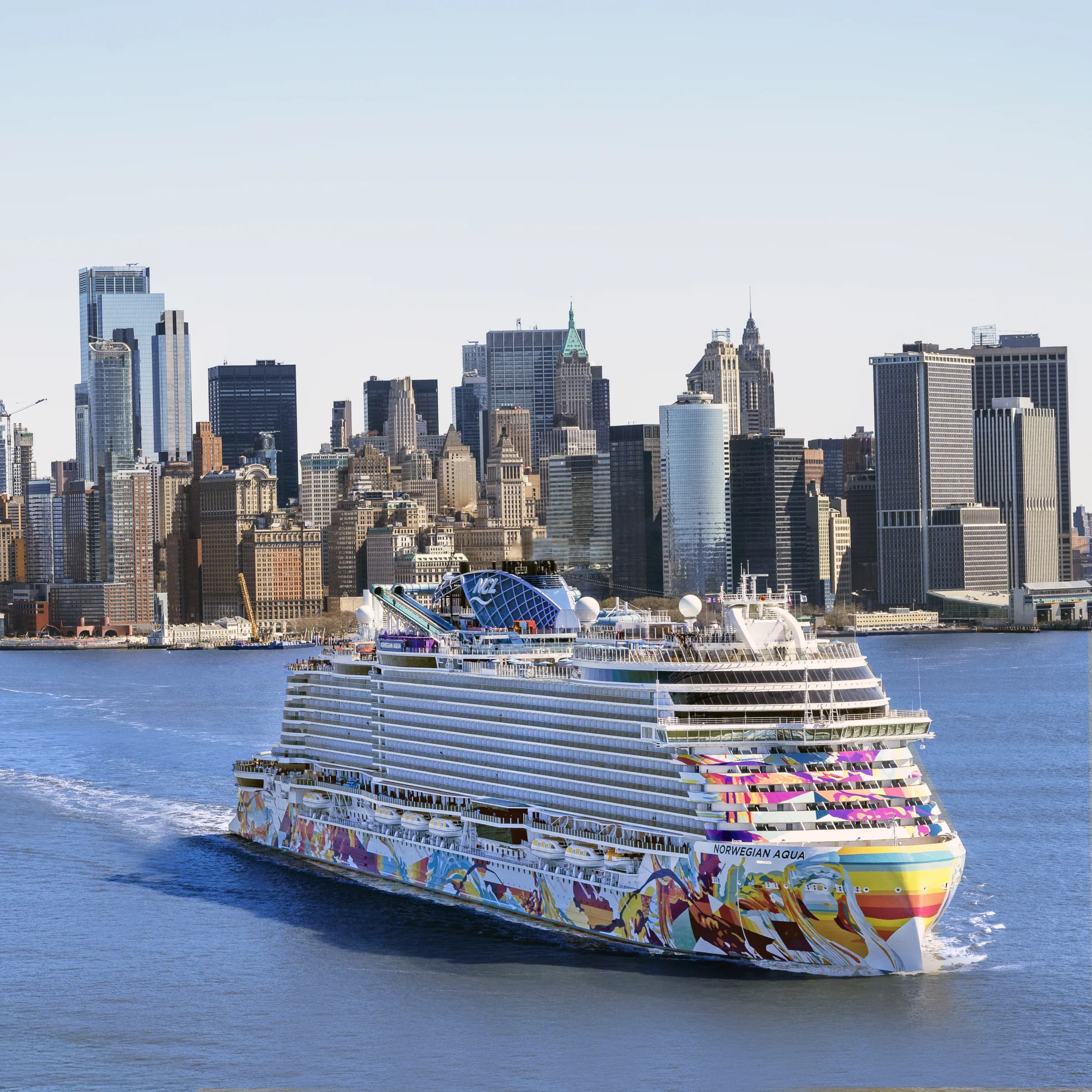 Norwegian Aqua vor der Skyline von New York