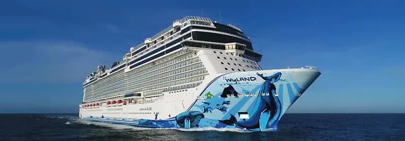 Norwegian Encore von Norwegian Cruise Line aus der Luft auf See