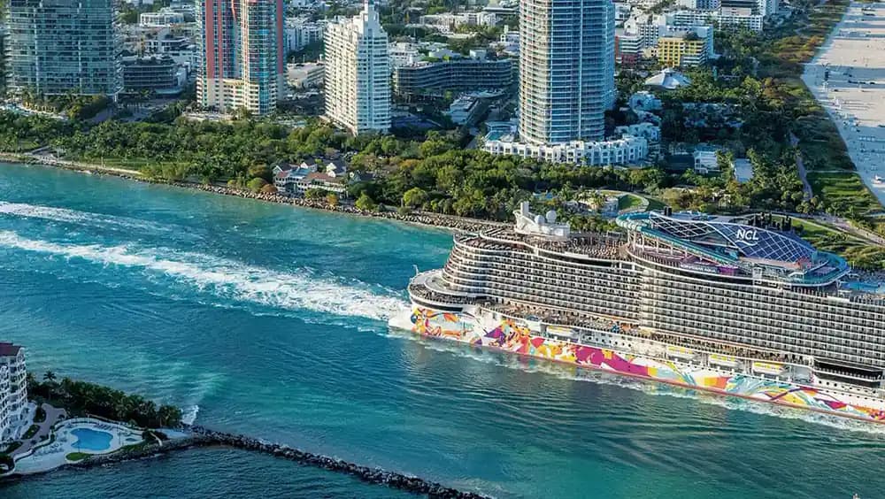 Norwegian Aqua von Norwegian Cruise Line auf dem Meer