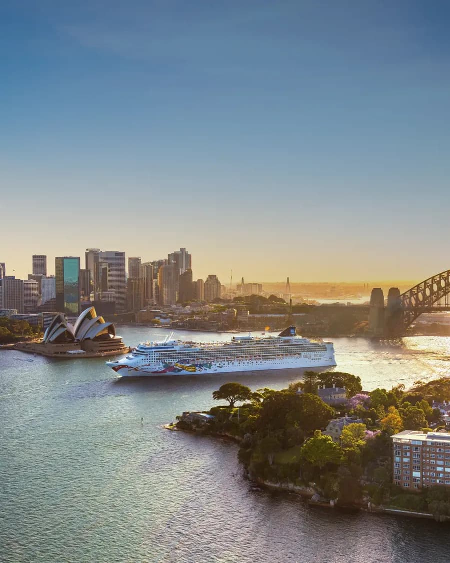 Norwegian Jewel vor dem Opernhaus und der Harbour Bridge in Sydney