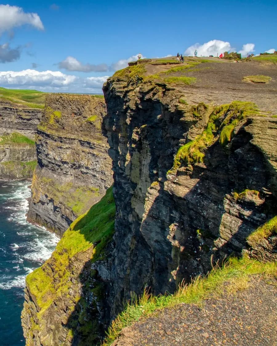Die grünen Cliffs of Moher über dem Atlantik in Irland