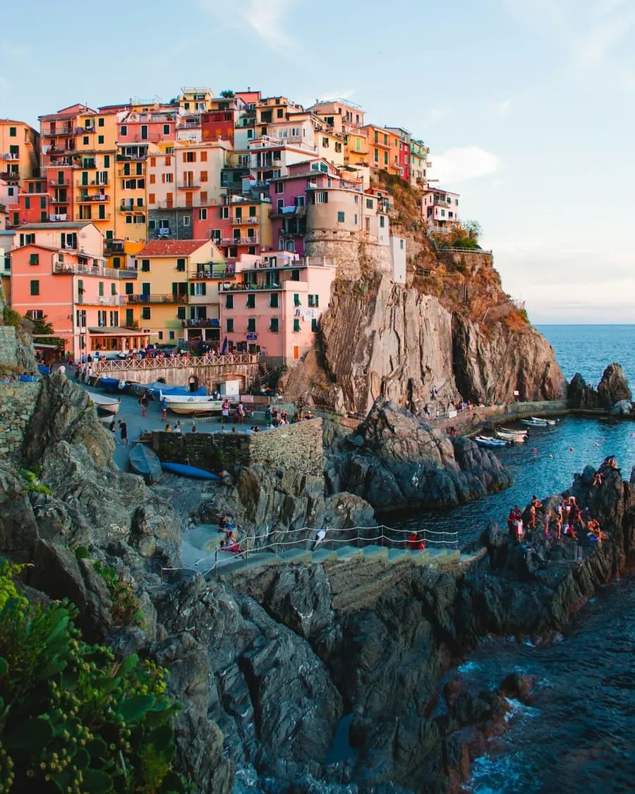 Die bunten Häuser von Manarola in den Cinque Terre über dem Meer