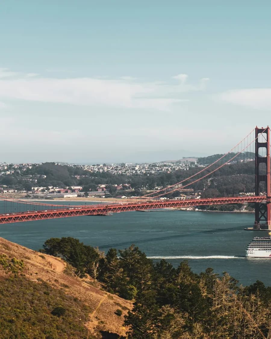 Kreuzfahrtschiff unter der Golden Gate Bridge vor San Francisco