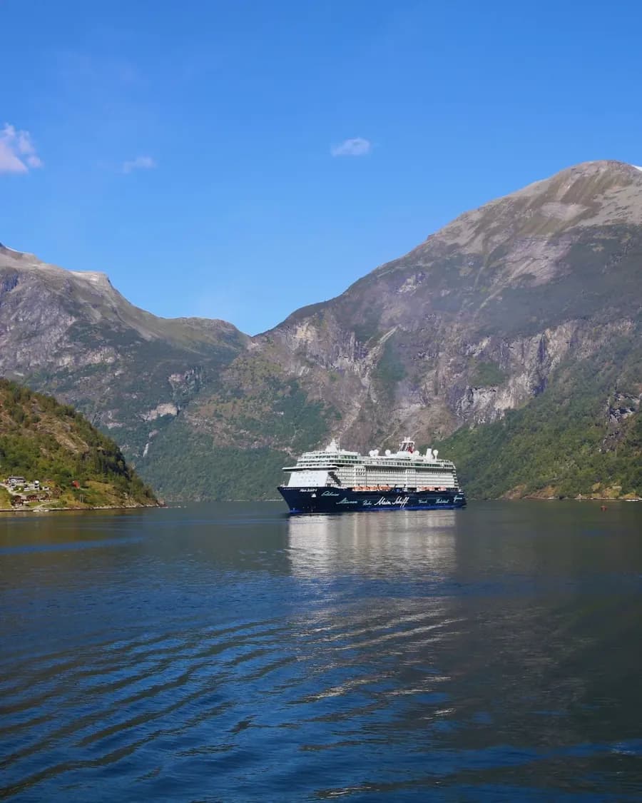 Kreuzfahrtschiff in einem norwegischen Fjord zwischen steilen Bergflanken