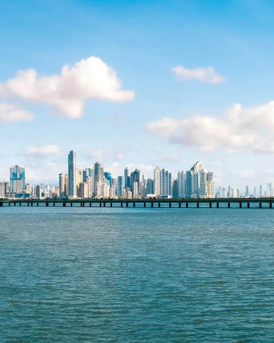 Die Skyline von Panama-Stadt über der Bucht am Pazifikende des Kanals
