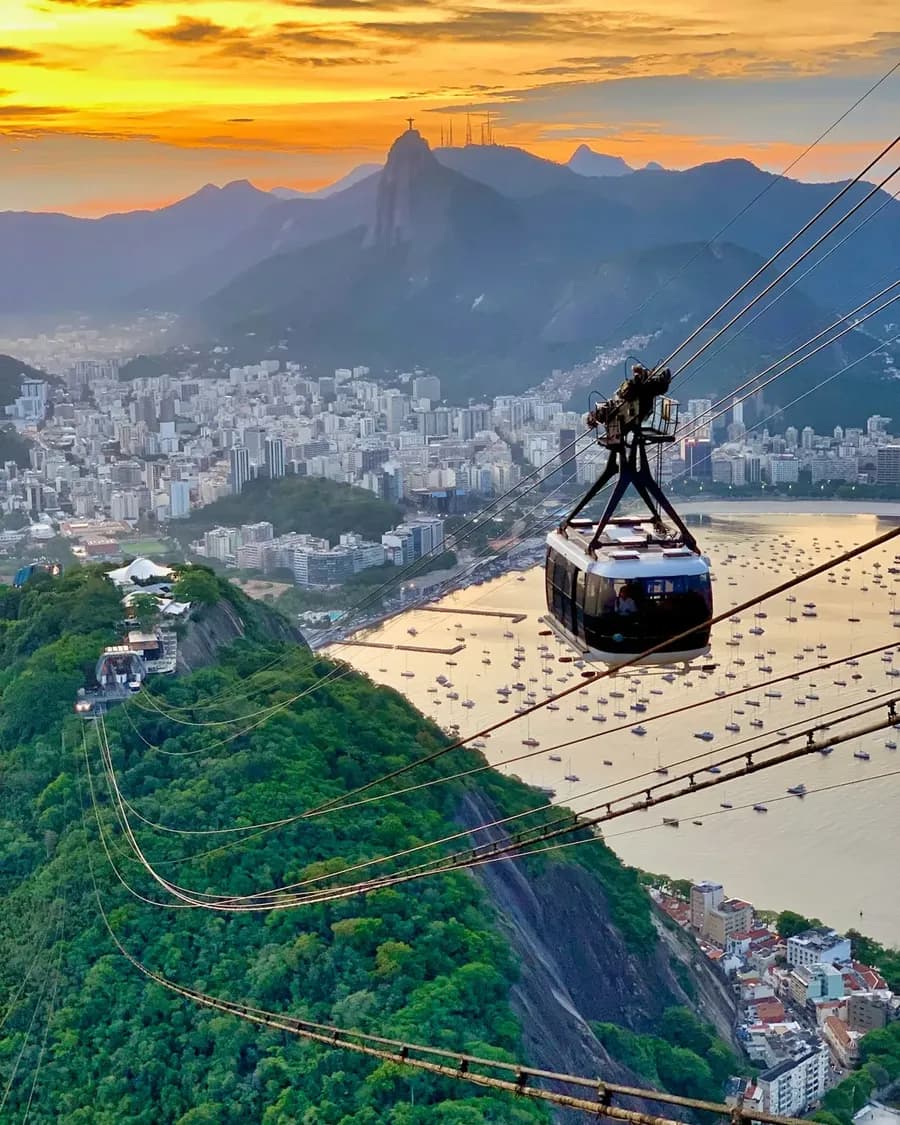 Seilbahn zum Zuckerhut über Rio de Janeiro im Abendlicht