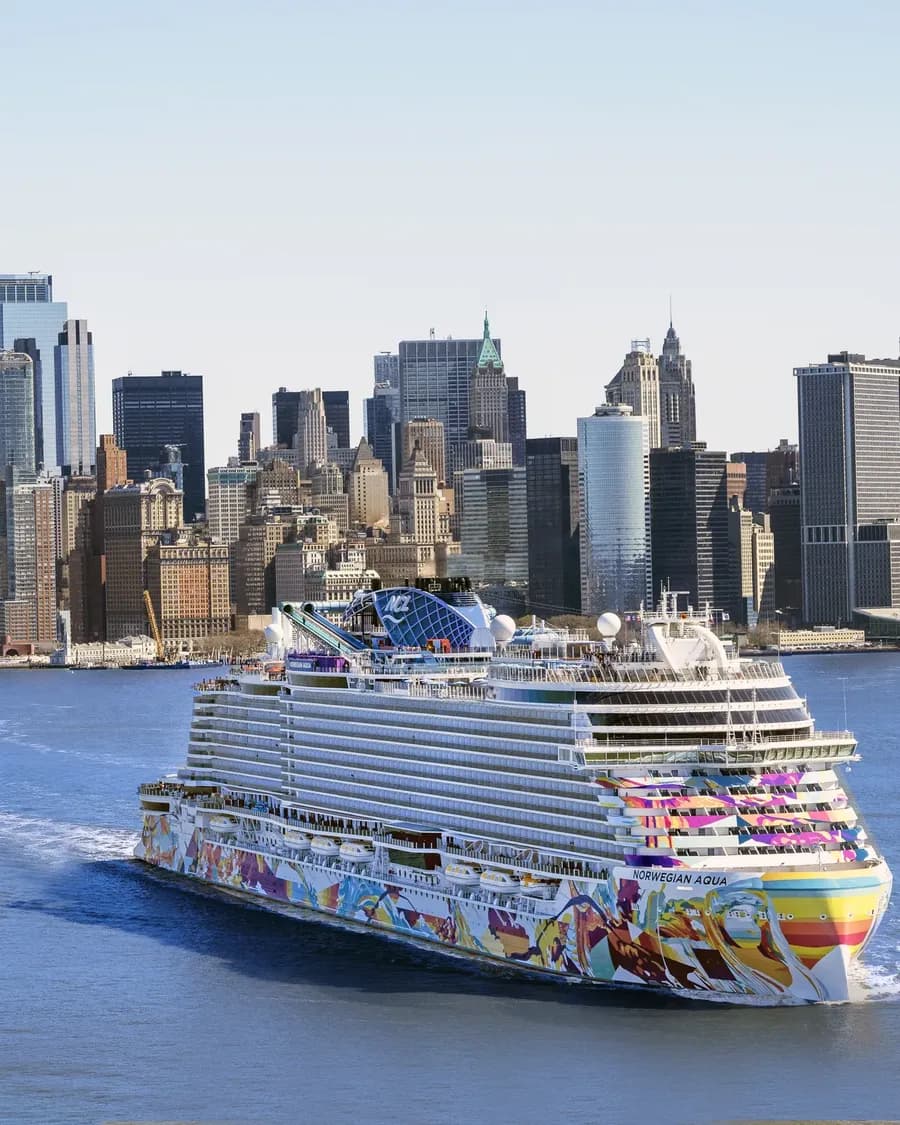 Norwegian Aqua vor der Skyline von New York