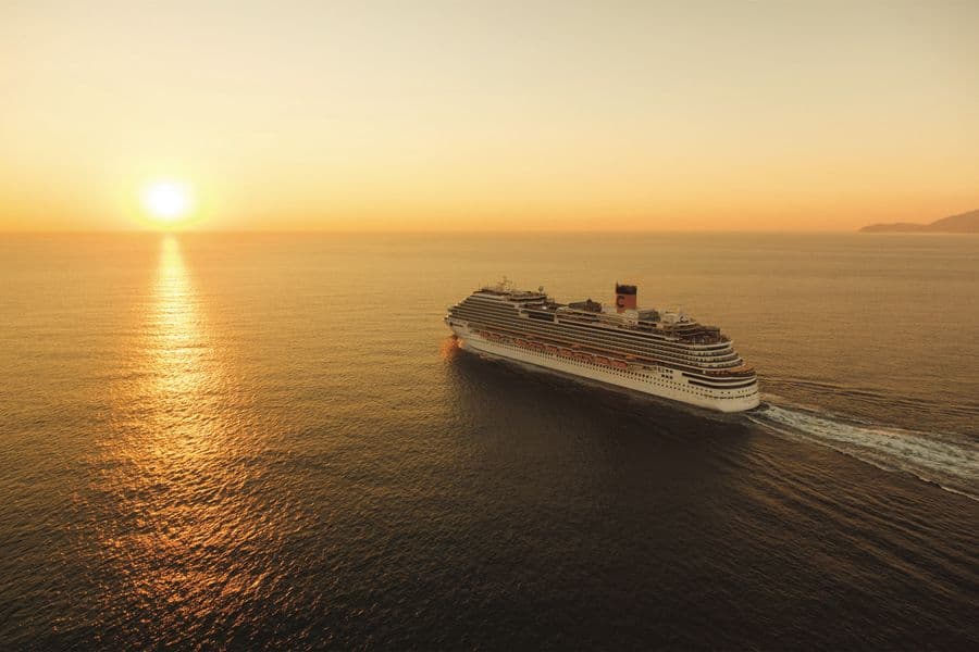 Costa Kreuzfahrtschiff bei Sonnenuntergang auf See
