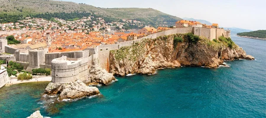 Altstadt von Dubrovnik mit Stadtmauer und roten Dächern
