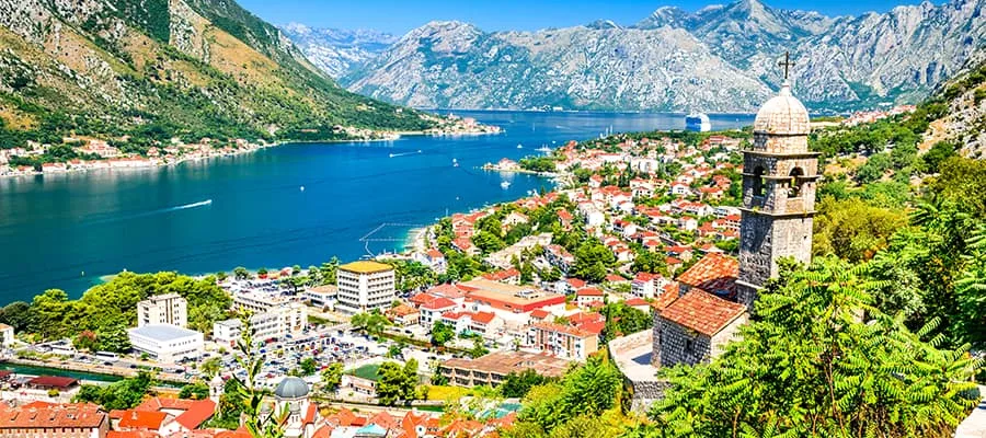 Fjordartige Bucht von Kotor zwischen steilen Bergen