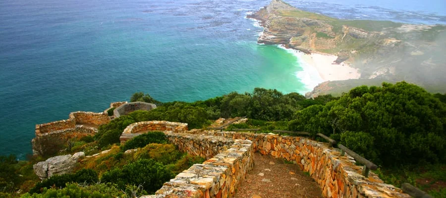 Klippenpfad mit Blick auf das türkise Meer am Kap der Guten Hoffnung
