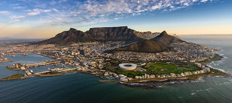Luftaufnahme von Kapstadt mit dem Tafelberg im Hintergrund