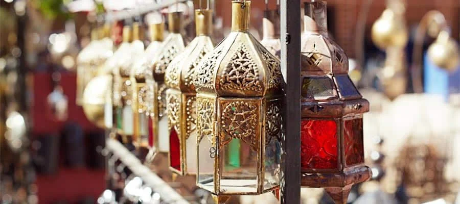 Reihe kunstvoller marokkanischer Laternen auf dem Souk in Marrakesch