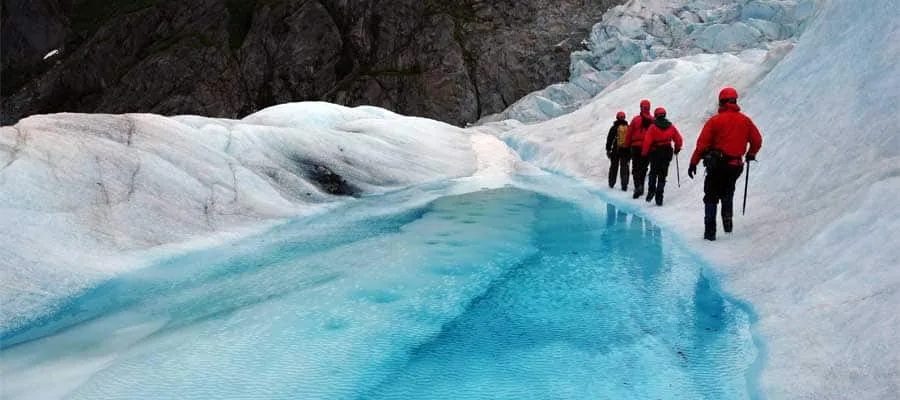 Blaue Gletscherwand über dem Wasser in Alaska