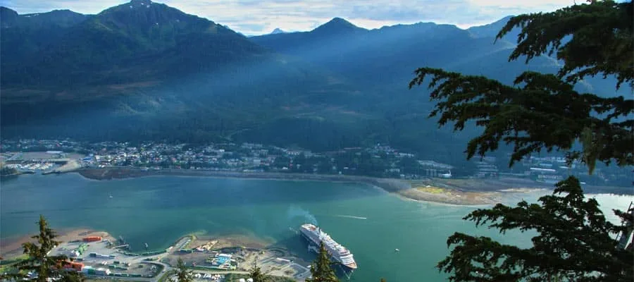 Wasserfall und bewaldete Berge am Fjord bei Juneau