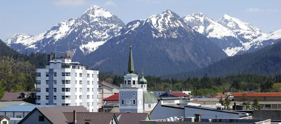 Bucht von Sitka mit vorgelagerten Inseln und Bergen