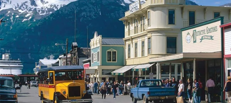 Historische Holzhäuser an der Hauptstraße von Skagway