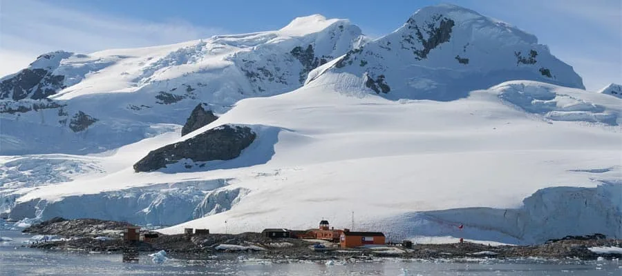 Schneebedeckte Berge und Eis an der antarktischen Küste