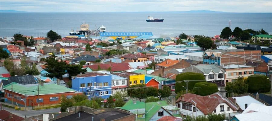 Bunte Dächer von Punta Arenas an der Magellanstraße