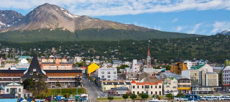 Bunte Häuser von Ushuaia vor den schneebedeckten Martial-Bergen