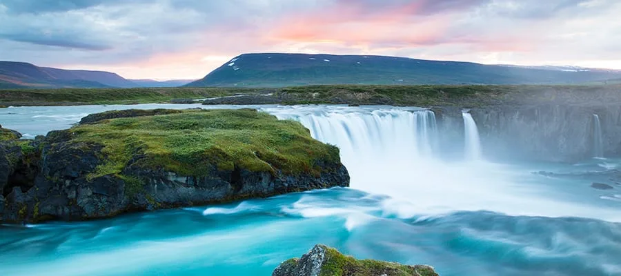 Der Wasserfall Goðafoss in Nordisland im Abendlicht