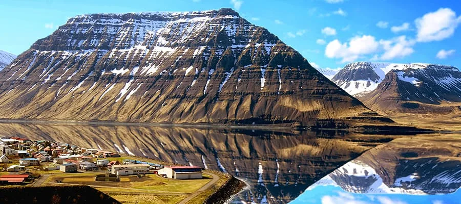 Steile Tafelberge spiegeln sich im Fjord bei Ísafjörður