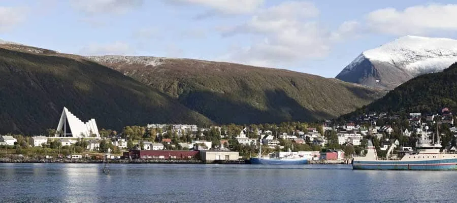 Verschneite Berge über einem arktischen Fjord