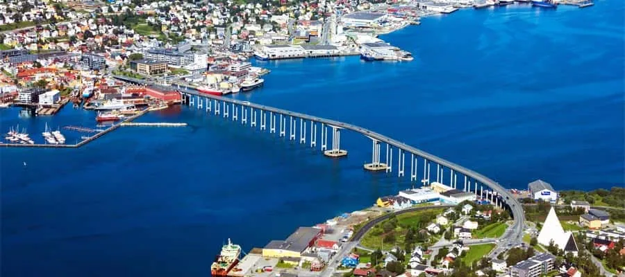 Tromsø mit der Brücke und der Eismeerkathedrale am Fjord