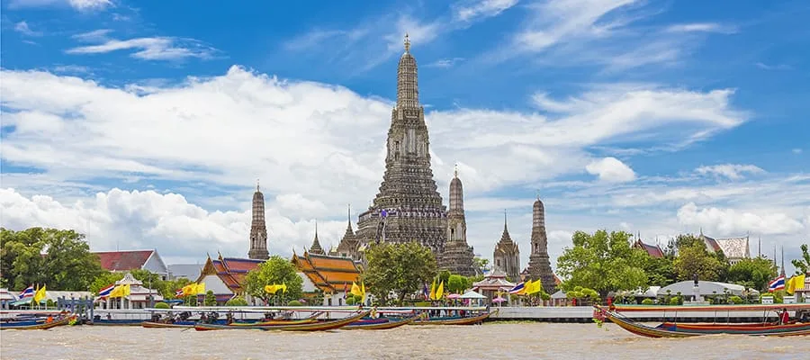 Goldener Tempel mit spitzen Dächern in Bangkok
