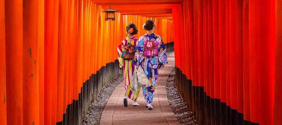Reihe roter Torii-Tore an einem Schrein bei Kyoto