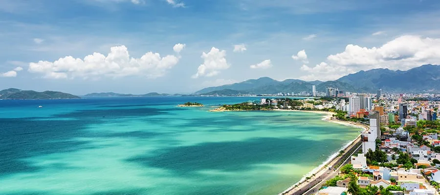 Bucht von Nha Trang mit Stränden und Bergen