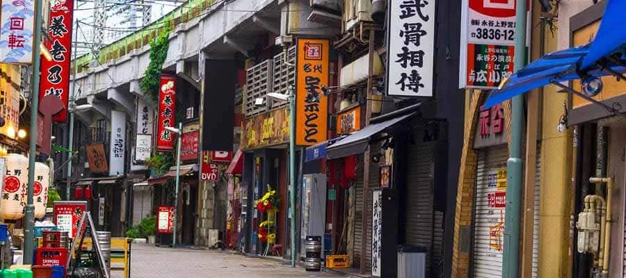 Beleuchtete Hochhäuser und Straßen in Tokio
