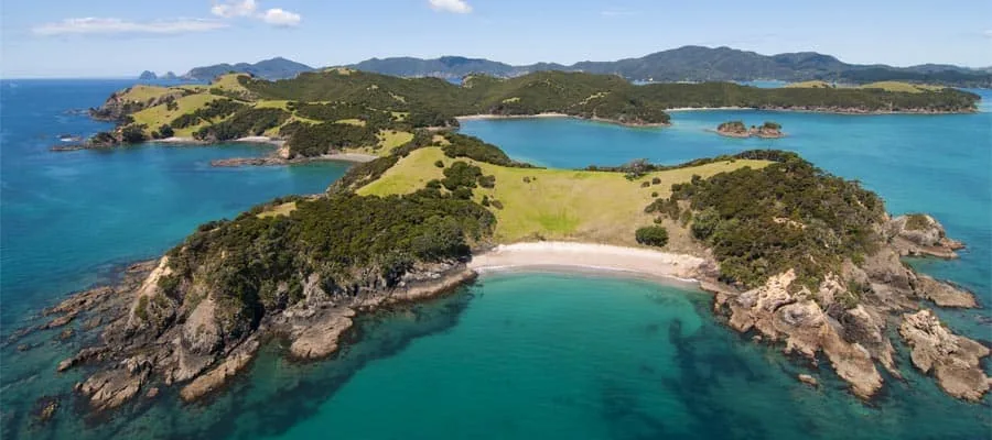 Grüne Inseln in der Bay of Islands, Neuseeland