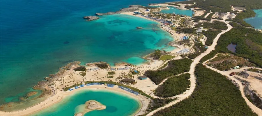 Weißer Sandstrand mit Liegen und türkisem Wasser auf einer Bahamas-Insel