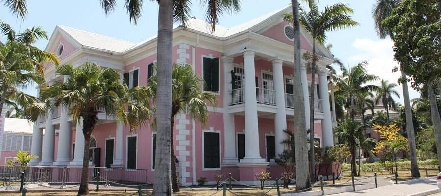 Bunte Kolonialgebäude an der Bay Street in Nassau