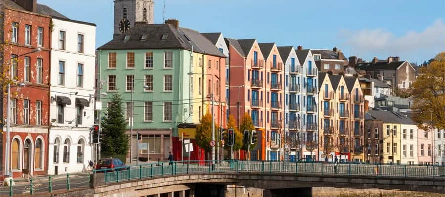 Bunte Häuserzeile unter der Kathedrale von Cobh