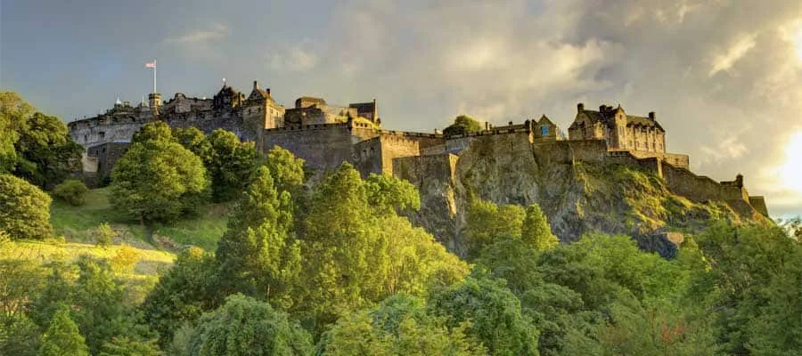 Blick auf Edinburgh Castle über den Dächern der Stadt