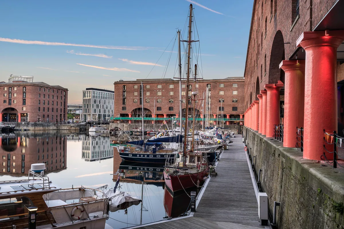 Backsteinlagerhäuser am Albert Dock in Liverpool