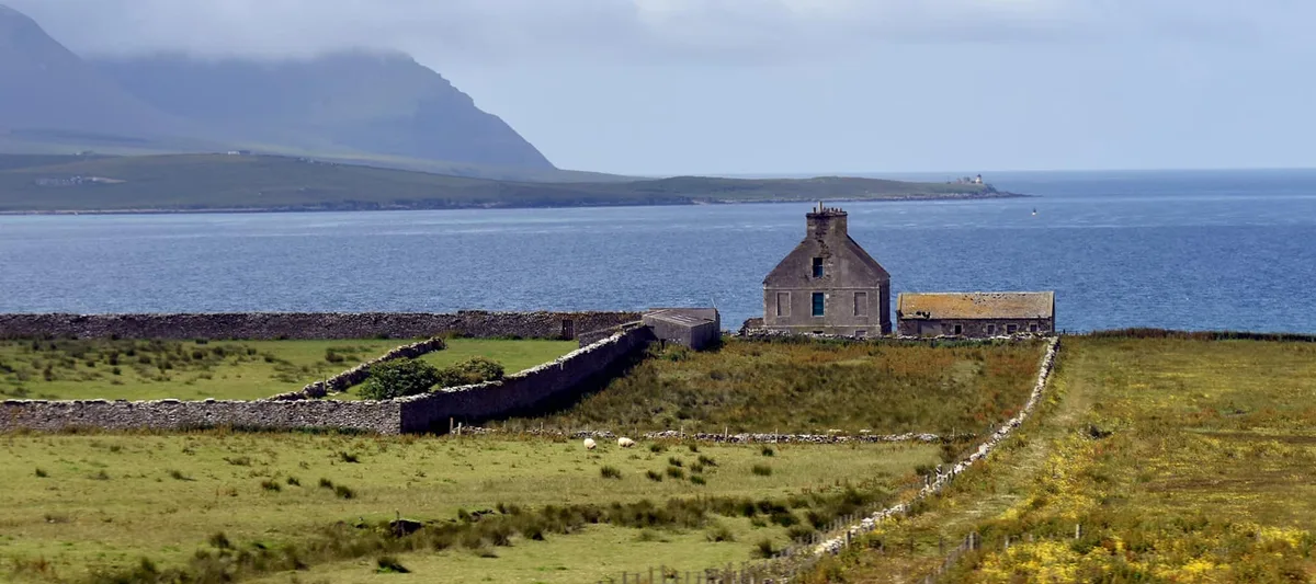 Steinkreis in der weiten Landschaft von Orkney