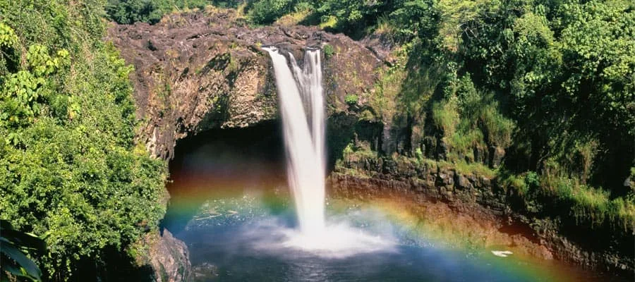 Tropischer Wasserfall im Regenwald bei Hilo