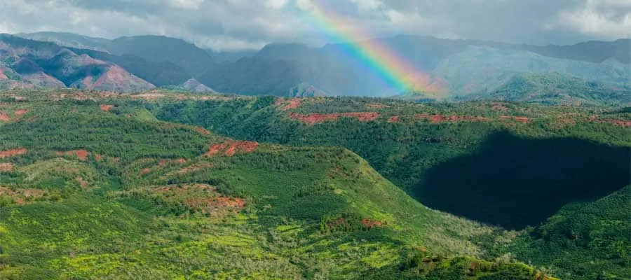 Grün bewachsene Steilküste der Nā-Pali-Küste auf Kaua'i