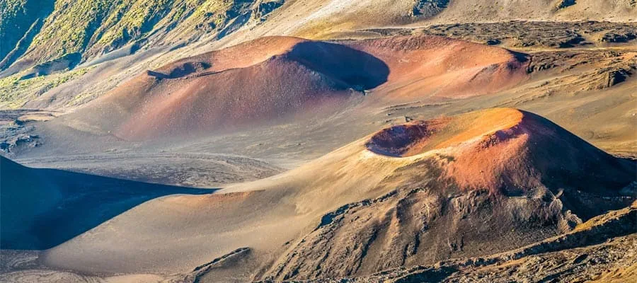 Blick über Buchten und Berge an der Küste von Maui