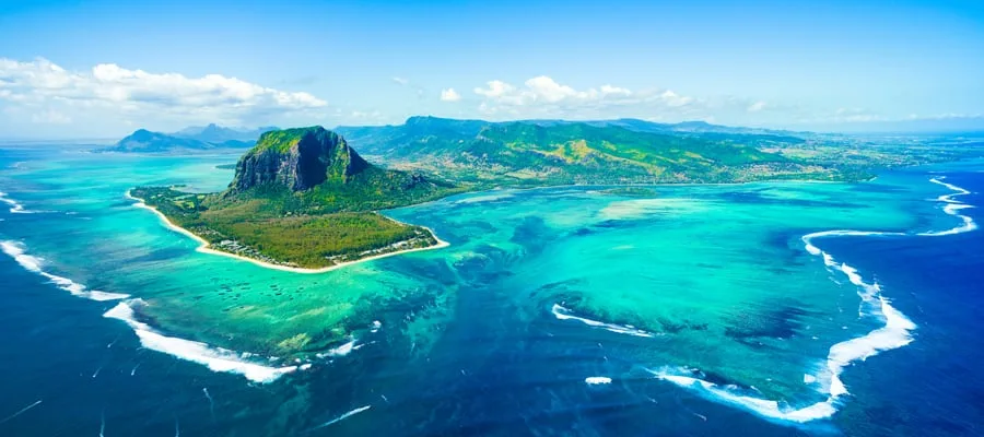 Luftbild der Halbinsel Le Morne mit türkisem Riff auf Mauritius