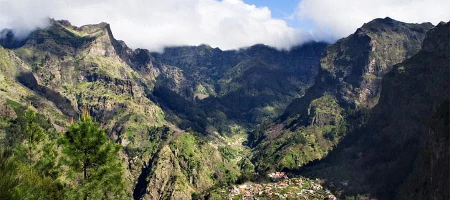 Terrassierte grüne Berghänge über der Küste von Madeira