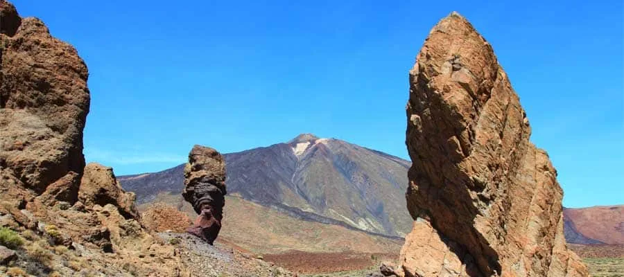 Küste von Santa Cruz de Tenerife mit Bergen im Hintergrund