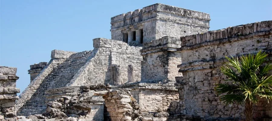 Maya-Ruine über türkisem Wasser an der Küste von Yucatán
